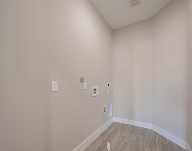 8128 Chateau Street - Photo Thumbnail 24