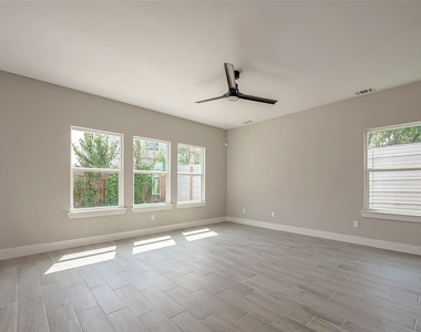 8128 Chateau Street - Photo Thumbnail 9