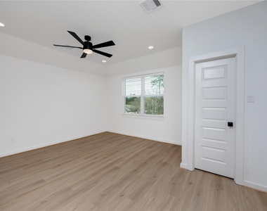 1947 Longmire Villas Court - Photo Thumbnail 18