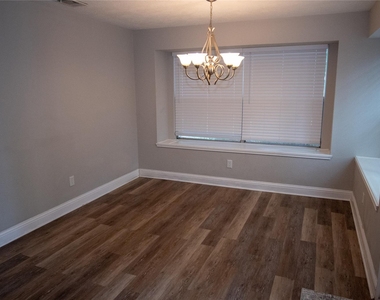 1009 Wildwood Drive - Photo Thumbnail 3