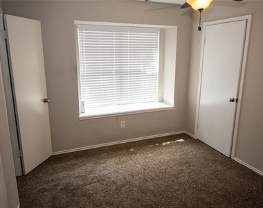 1009 Wildwood Drive - Photo Thumbnail 12