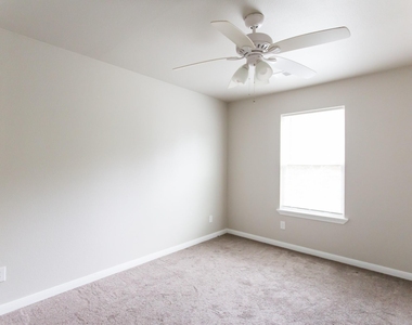1000 Foster St Drive - Photo Thumbnail 5