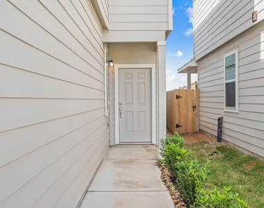 3915 Deledda Drive - Photo Thumbnail 2