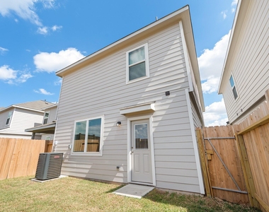 3915 Deledda Drive - Photo Thumbnail 25