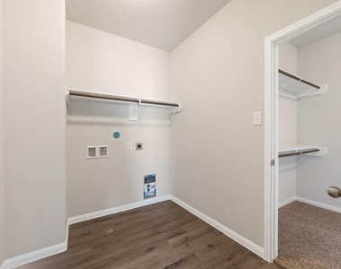 3915 Deledda Drive - Photo Thumbnail 19