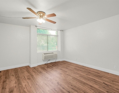7520 Hornwood Drive - Photo Thumbnail 10