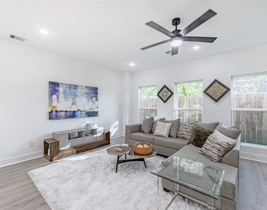 7806 Comal Street - Photo Thumbnail 7