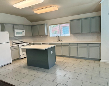 2210 Tremont Trail Lane - Photo Thumbnail 5