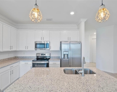 43040 Greenway Boulevard - Photo Thumbnail 12