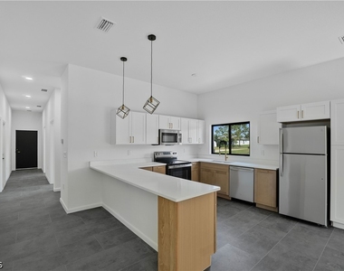 601 Hawthorne Avenue S - Photo Thumbnail 1