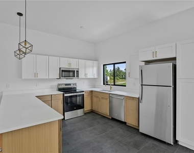 601 Hawthorne Avenue S - Photo Thumbnail 8