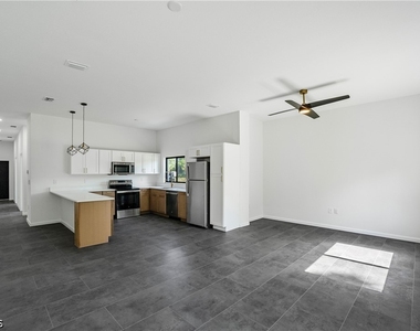 601 Hawthorne Avenue S - Photo Thumbnail 11