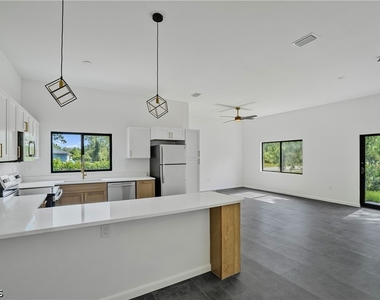 601 Hawthorne Avenue S - Photo Thumbnail 10