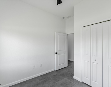 601 Hawthorne Avenue S - Photo Thumbnail 3