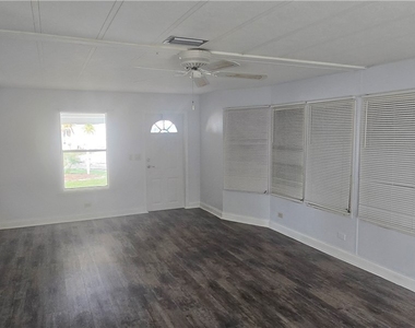 612 Pine Grove Court - Photo Thumbnail 4
