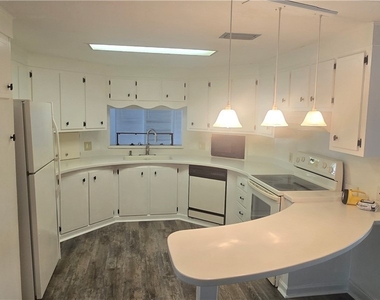 612 Pine Grove Court - Photo Thumbnail 8