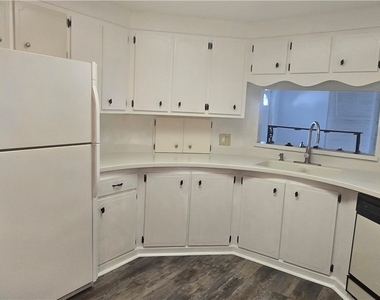 612 Pine Grove Court - Photo Thumbnail 10