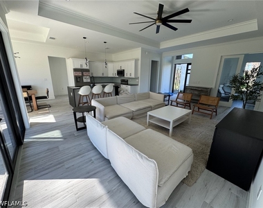 308 Golden Gate Boulevard E - Photo Thumbnail 9