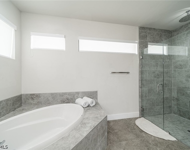 1608 Nw 38th Avenue - Photo Thumbnail 17