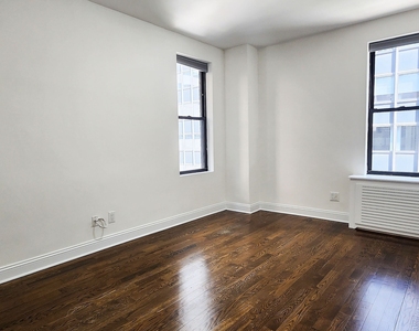 East 46 Street - Photo Thumbnail 2