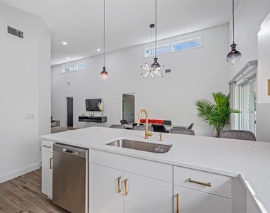 3717 E Clifton Street - Photo Thumbnail 18