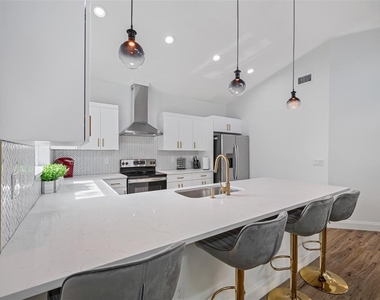 3717 E Clifton Street - Photo Thumbnail 14
