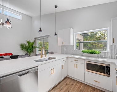 3717 E Clifton Street - Photo Thumbnail 17