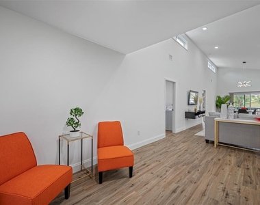 3717 E Clifton Street - Photo Thumbnail 4