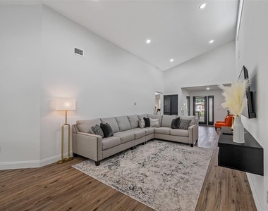 3717 E Clifton Street - Photo Thumbnail 7