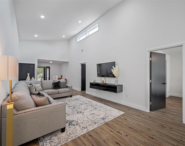 3717 E Clifton Street - Photo Thumbnail 8