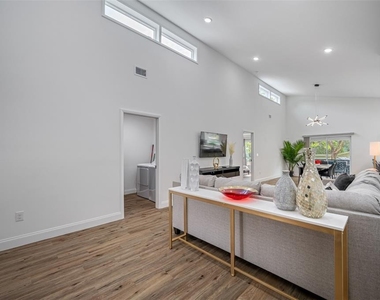 3717 E Clifton Street - Photo Thumbnail 6