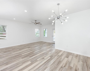 915 E 15th Avenue - Photo Thumbnail 6