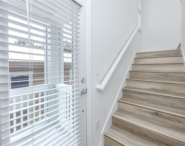 915 E 15th Avenue - Photo Thumbnail 5
