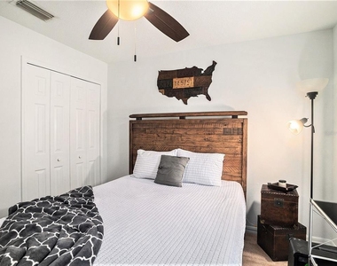 7833 Carriage Pointe Drive - Photo Thumbnail 3