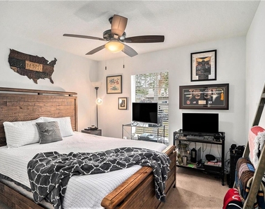 7833 Carriage Pointe Drive - Photo Thumbnail 2
