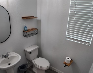 2436 Blowing Breeze Avenue - Photo Thumbnail 7
