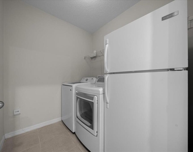 5025 Ne 15th Place - Photo Thumbnail 54