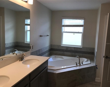 11124 Longleaf Woods Drive - Photo Thumbnail 10