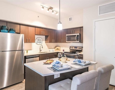 415-3 E Pine Street - Photo Thumbnail 10