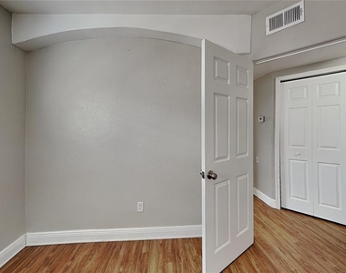 313 S Lawsona Boulevard - Photo Thumbnail 7