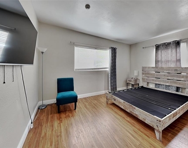 313 S Lawsona Boulevard - Photo Thumbnail 12