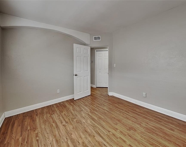 313 S Lawsona Boulevard - Photo Thumbnail 8