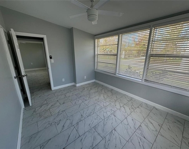 301 Colonia Lane W - Photo Thumbnail 8