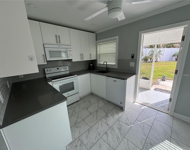 301 Colonia Lane W - Photo Thumbnail 17