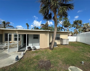 301 Colonia Lane W - Photo Thumbnail 14