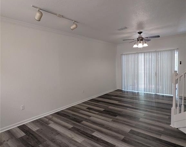 4833 Nw 46th Place - Photo Thumbnail 9