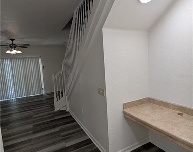 4833 Nw 46th Place - Photo Thumbnail 8
