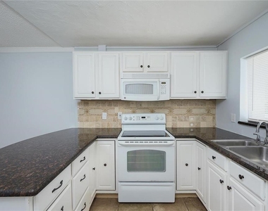 2608 Hidden Lake Drive N - Photo Thumbnail 7