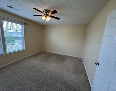 302 Fairgate Drive - Photo Thumbnail 17