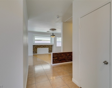10513 Shanna Trellis Avenue - Photo Thumbnail 4